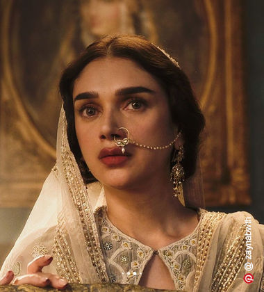 Aditi Rao Hydari wearing subtle pink lipstick and kohl