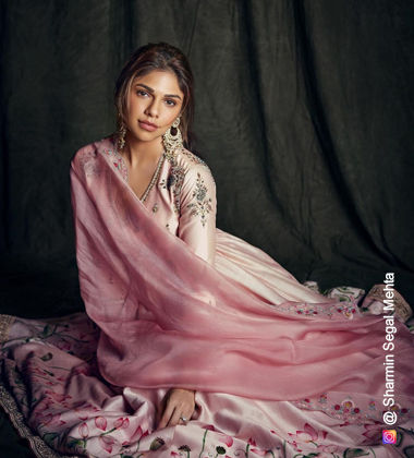 Sharmin Segal wearing minimal makeup
