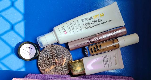 Here’s Everything I Used To Do My Makeup On A Mumbai Local