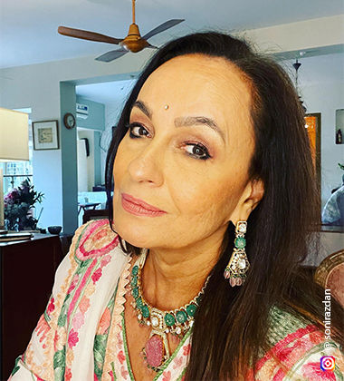 Soni Razdan wearing pink lipstick and eyeshadow
