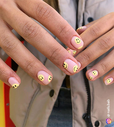 Smiley nail art