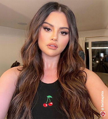 Selena Gomez with a minimalist wavy haircut
