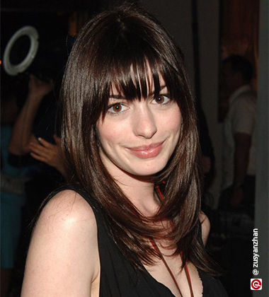 Anne Hatheway in a black dress 