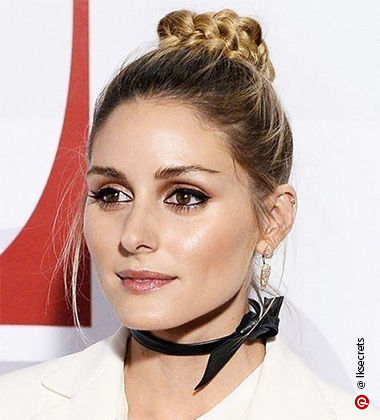 women wearing a black choker
