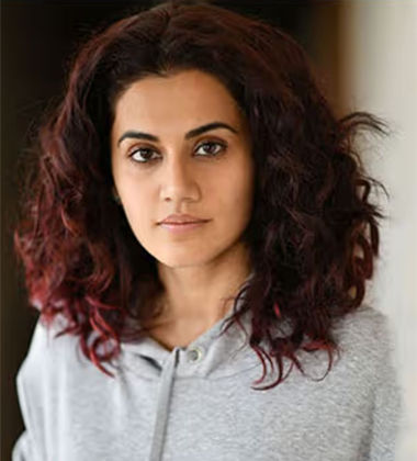 Basic Center-Parted Curly Hairstyle
