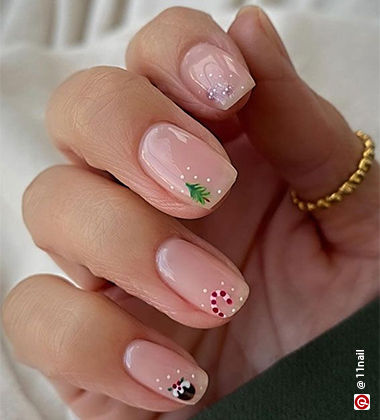 Minimal Christmas Nail Art