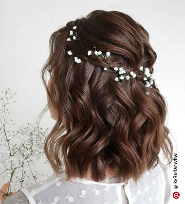 Sprinkle Of Flowers Gajra Hairstyle For Short Hair
