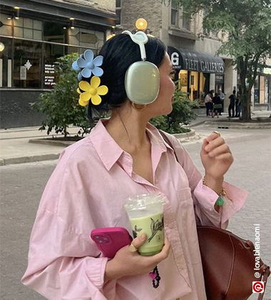 woman wearing a claw clip