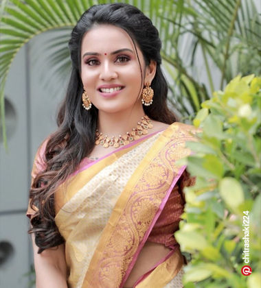 open hairstyle for saree - Simple Side Half-Braid
