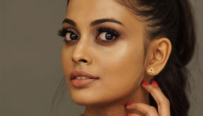 Elton Fernandezs Valentines Special with Maybelline New York The Rock Nudes Palette! - 1