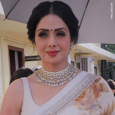 STARLETS IN THE RAIN: 8 Celeb Beauty Looks - 2