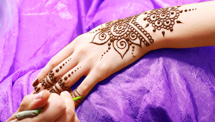 Say it with <i>Mehendi</i> this <i>Karwa Chauth</i> - 1