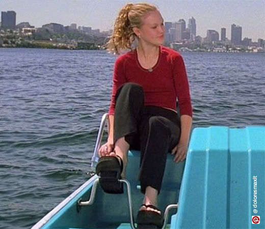 Julia Stiles wearing platform flip flops in 10 Things I Hate About You (1999)