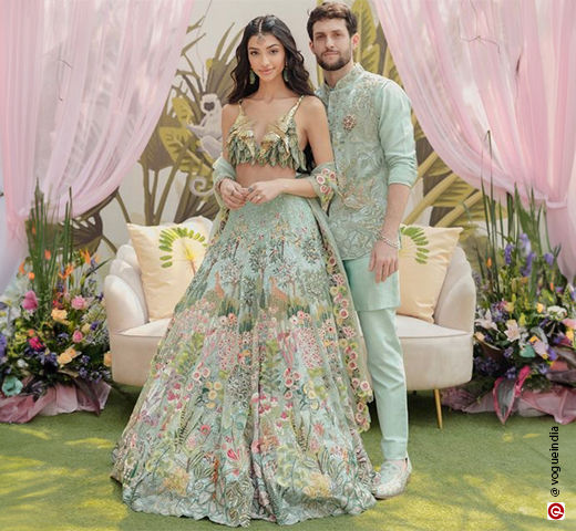 10 Celebrity-Approved Mehndi Outfit Ideas | Nykaa's Fashion Blog 10 Celebrity-Approved Mehndi Outfit Ideas | Nykaa's Fashion Blog