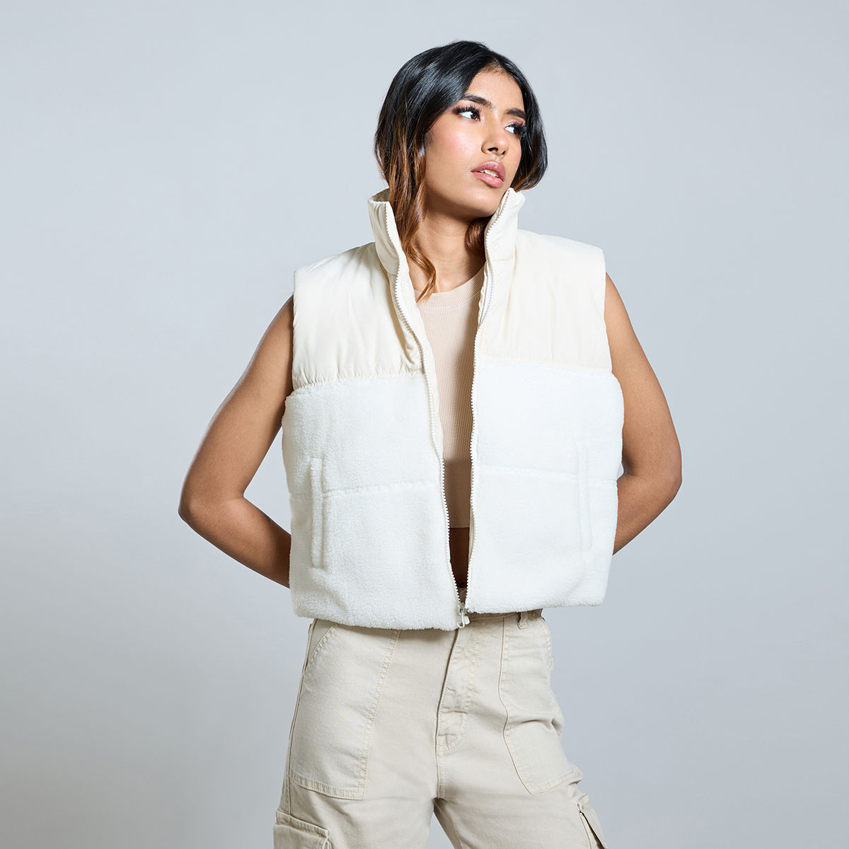 White sleeveless puffer jacket deals