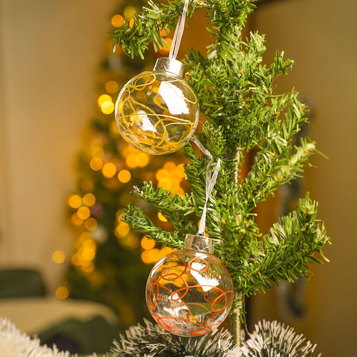 Voncasa 2 White Christmas Hanging Balls Christmas Gift & Tree Decoration