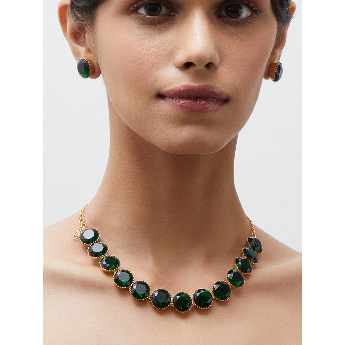 Etnico Pearl Base Metal and Emerald Choker Necklace Set With Mang Tika