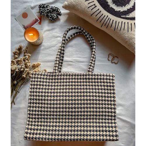 Maisha 90's Glitch Box Bag (Large) At Nykaa Fashion - Your Online Shopping Store