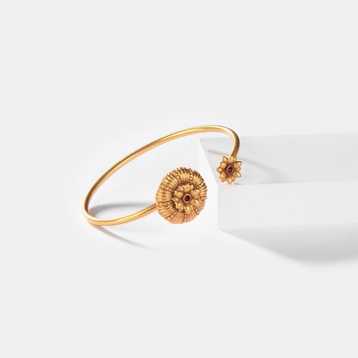 Buy Indrani Gold Bracelet Online | CaratLane