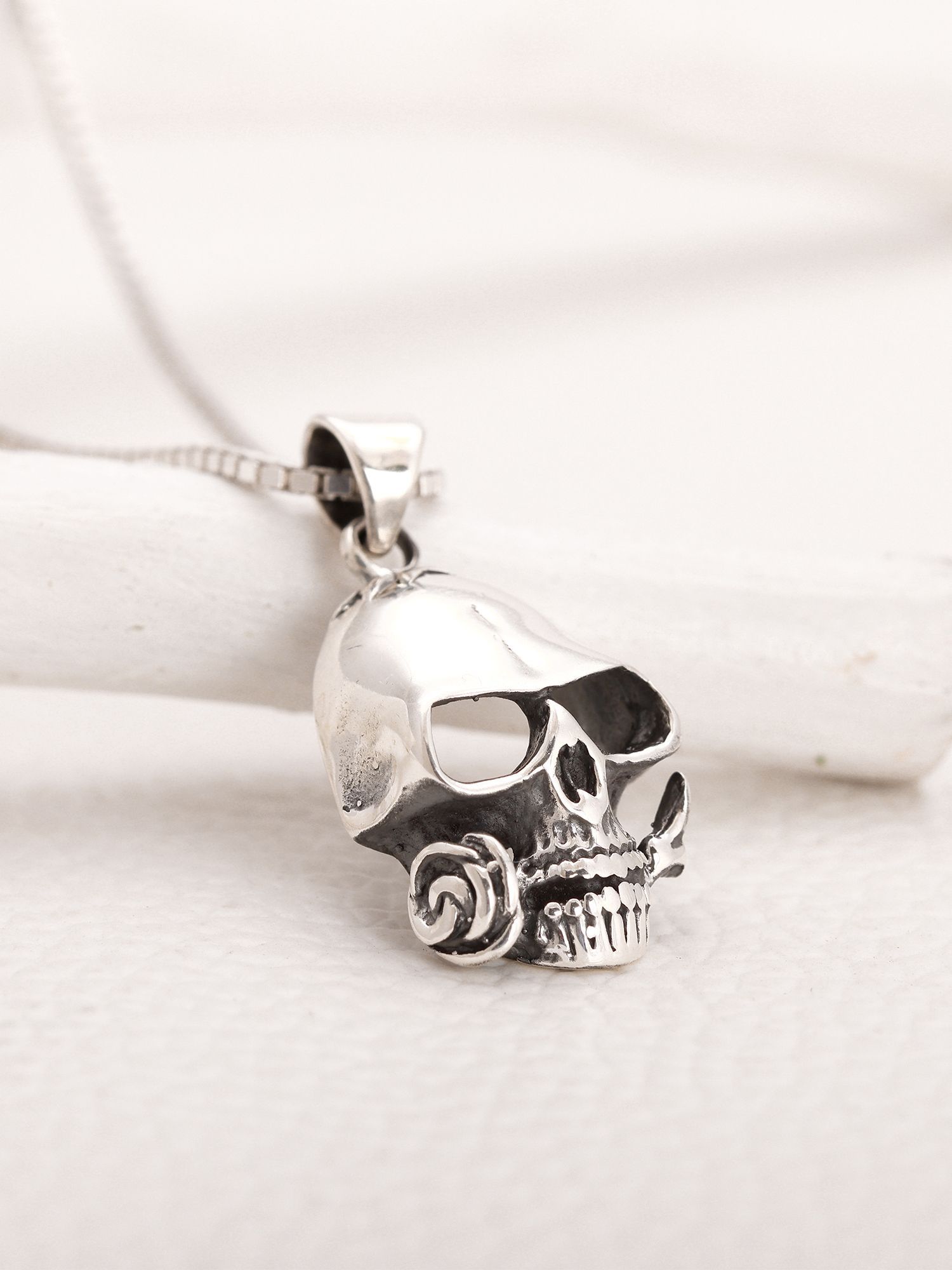 Giva Oxidised Silver Classic Skull Pendant With Link Chain for Men: Buy ...