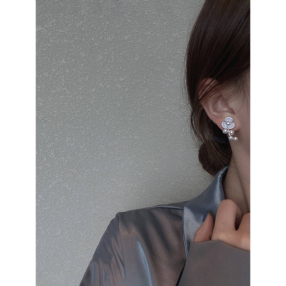 Yellow Chimes Women Gold-Plated & White Pearl Studded Studs Earrings