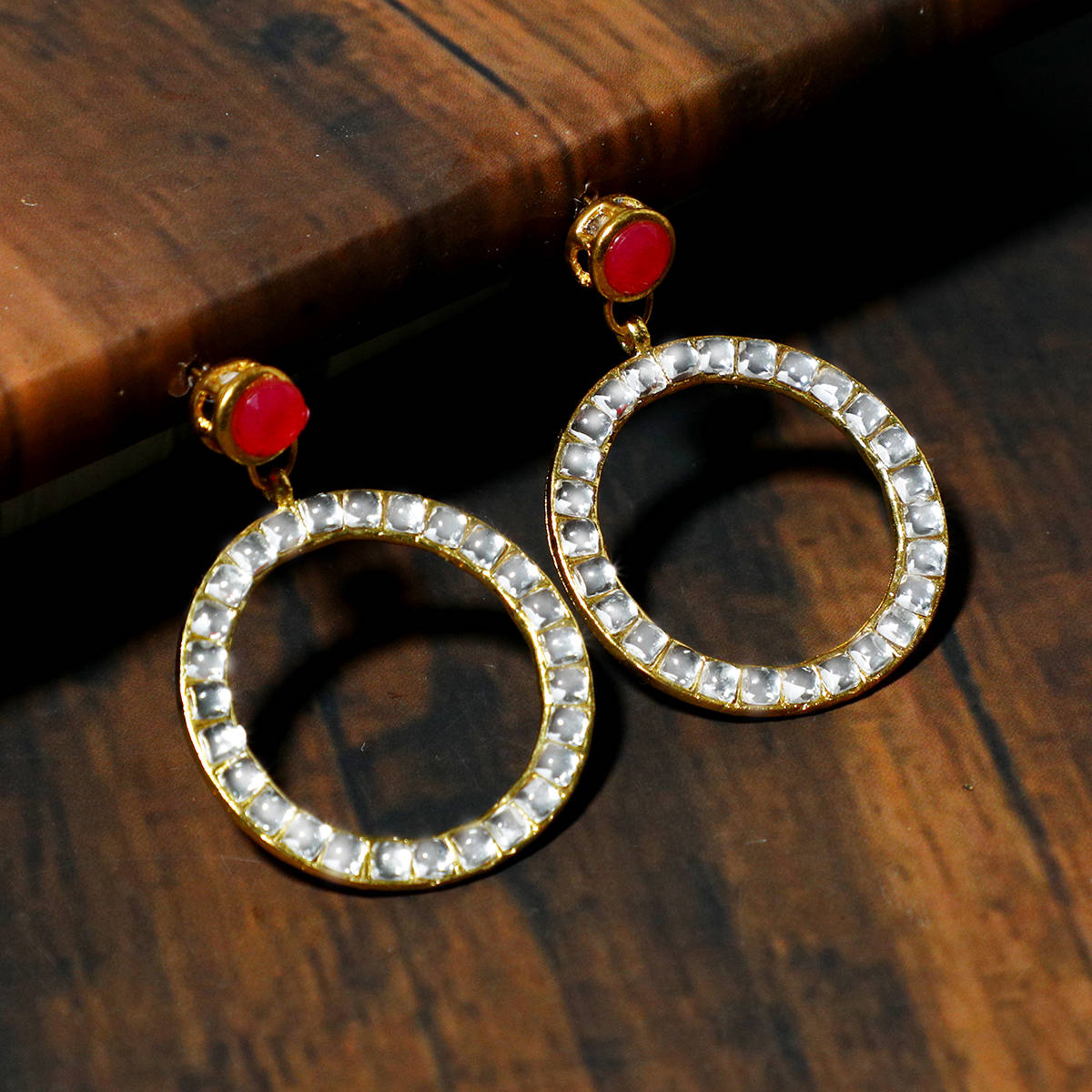 Karatcart Kundan Hoop Earrings With Fuchsia Stone
