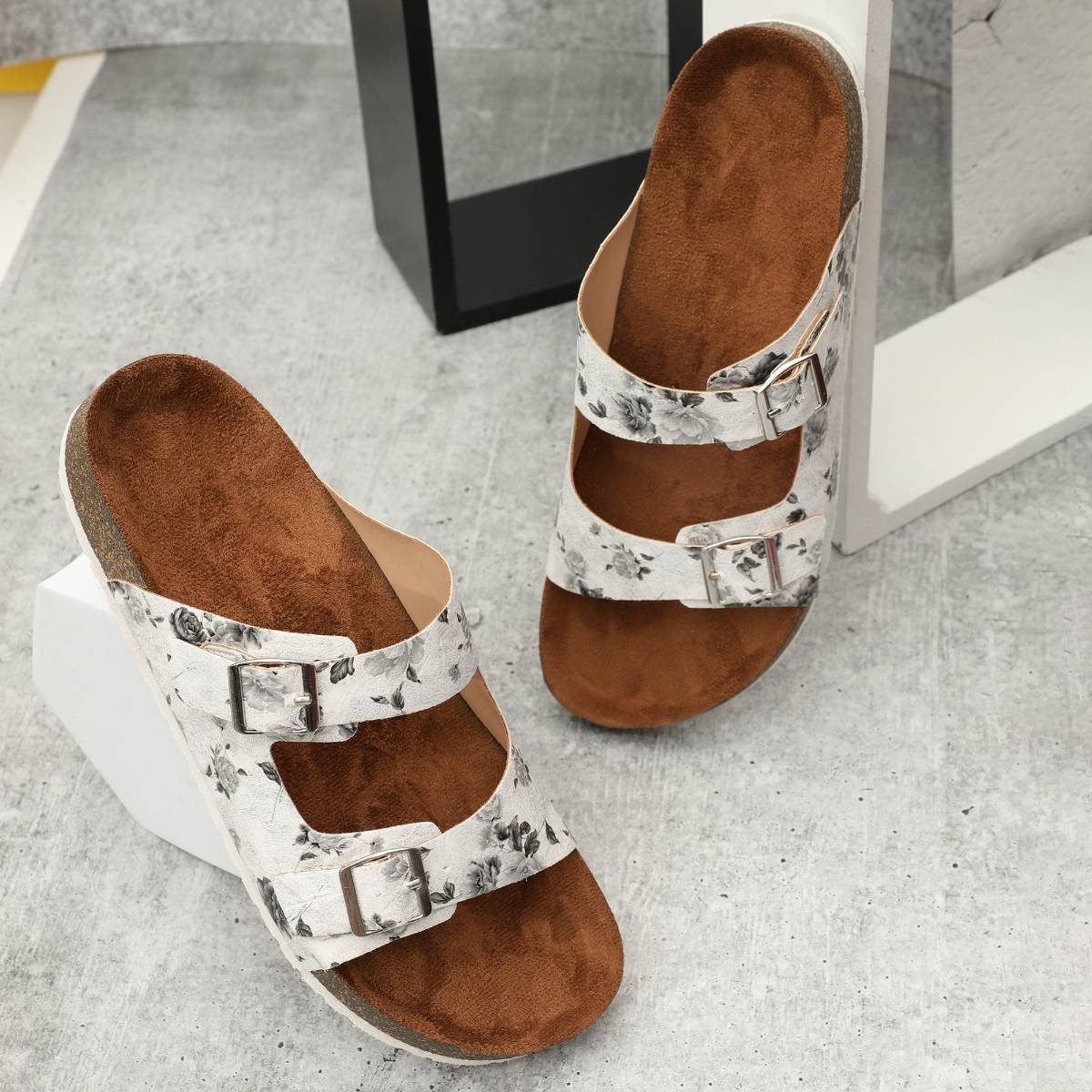 Il Gufo White sandal with applied flowers