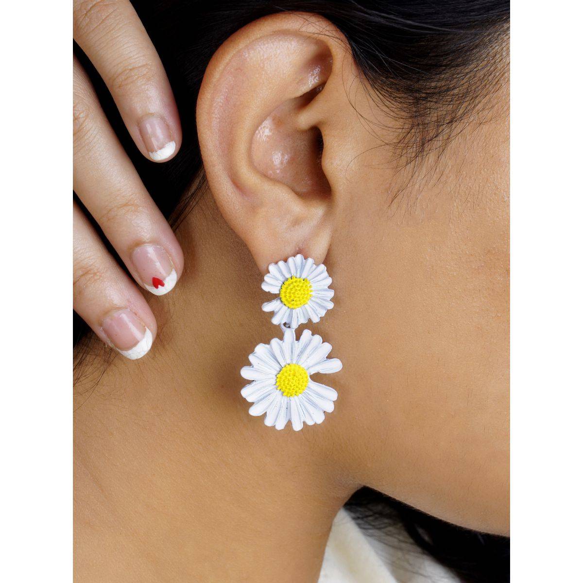 Joker & Witch Maci White Petal Floral Earrings