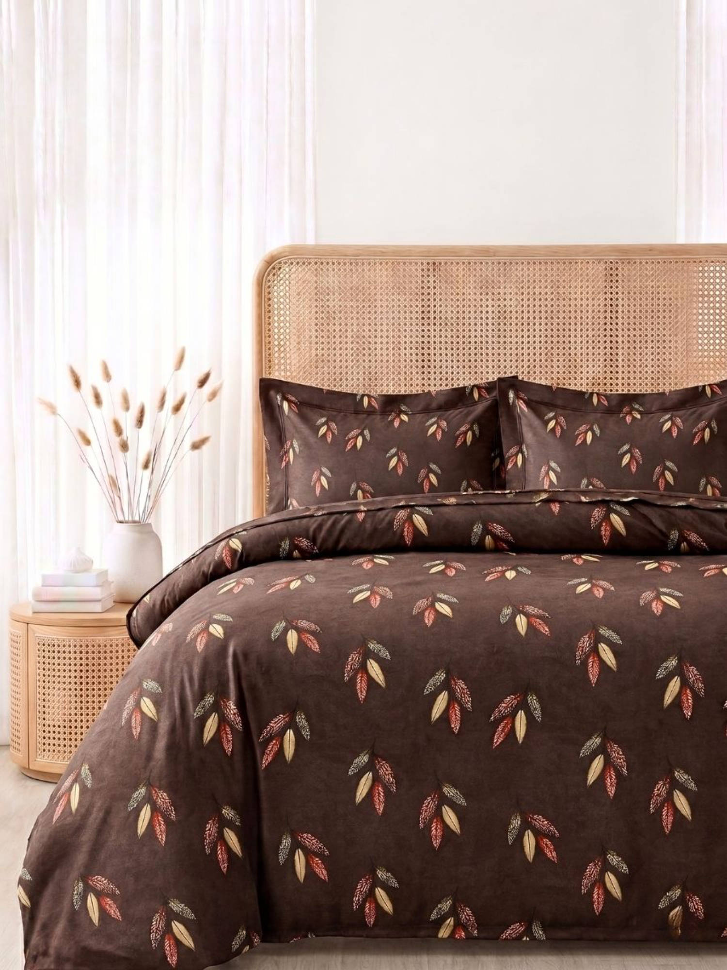 the White Moss Brown 250Tc Pure Cotton Reactive Bedsheet with 2 Pillow Covers (King Size)