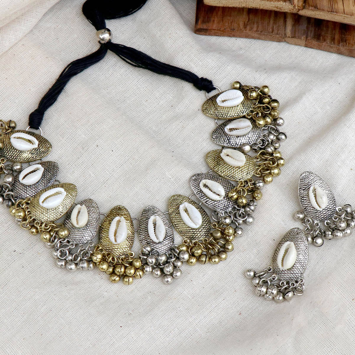 Teejh Shell Dual Tone Necklace Set For Women