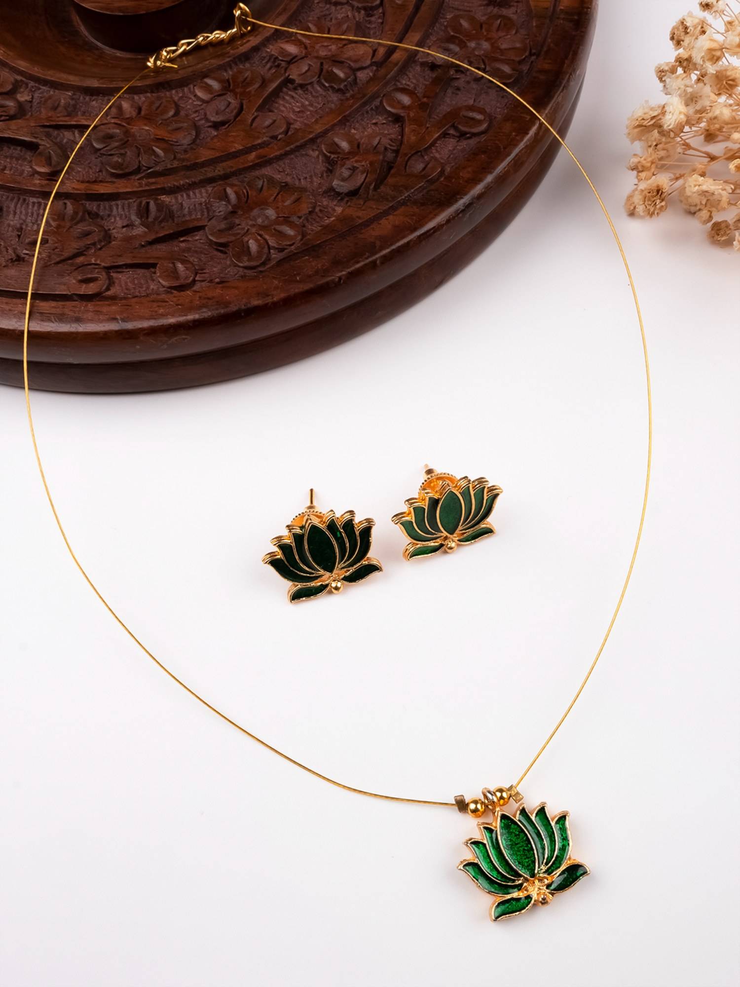 STILEADDA Minimal Green Lotus Motif Necklace Set