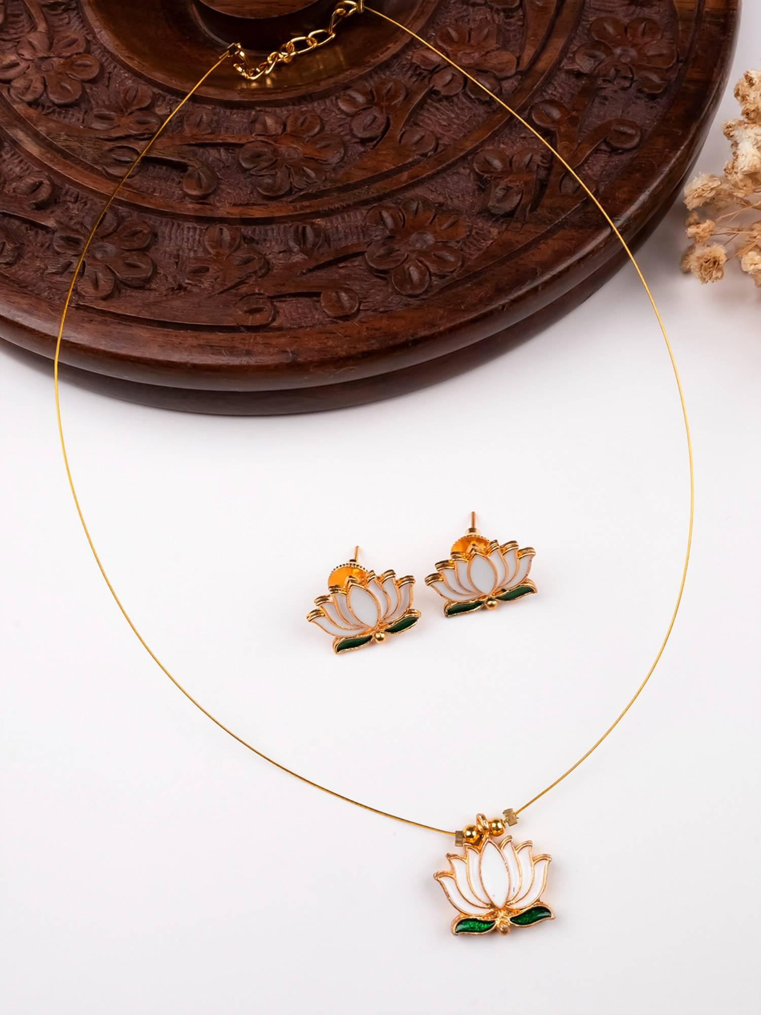 STILEADDA Minimal White Lotus Motif Necklace Set