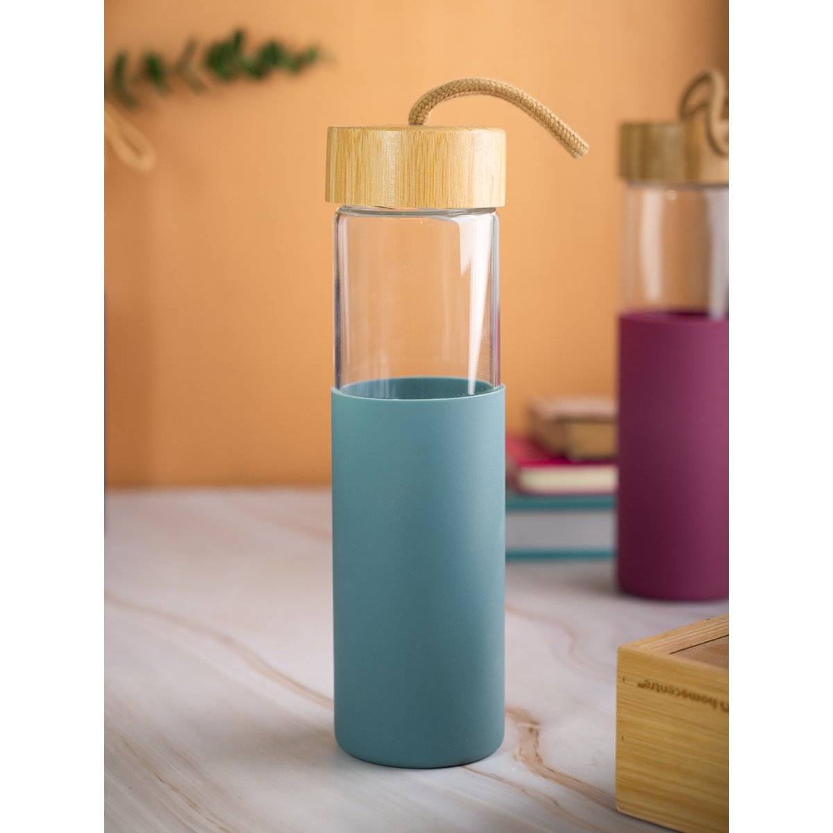 Voncasa Borosilicate Glass Bottle with Cyan Silicone Sleeve