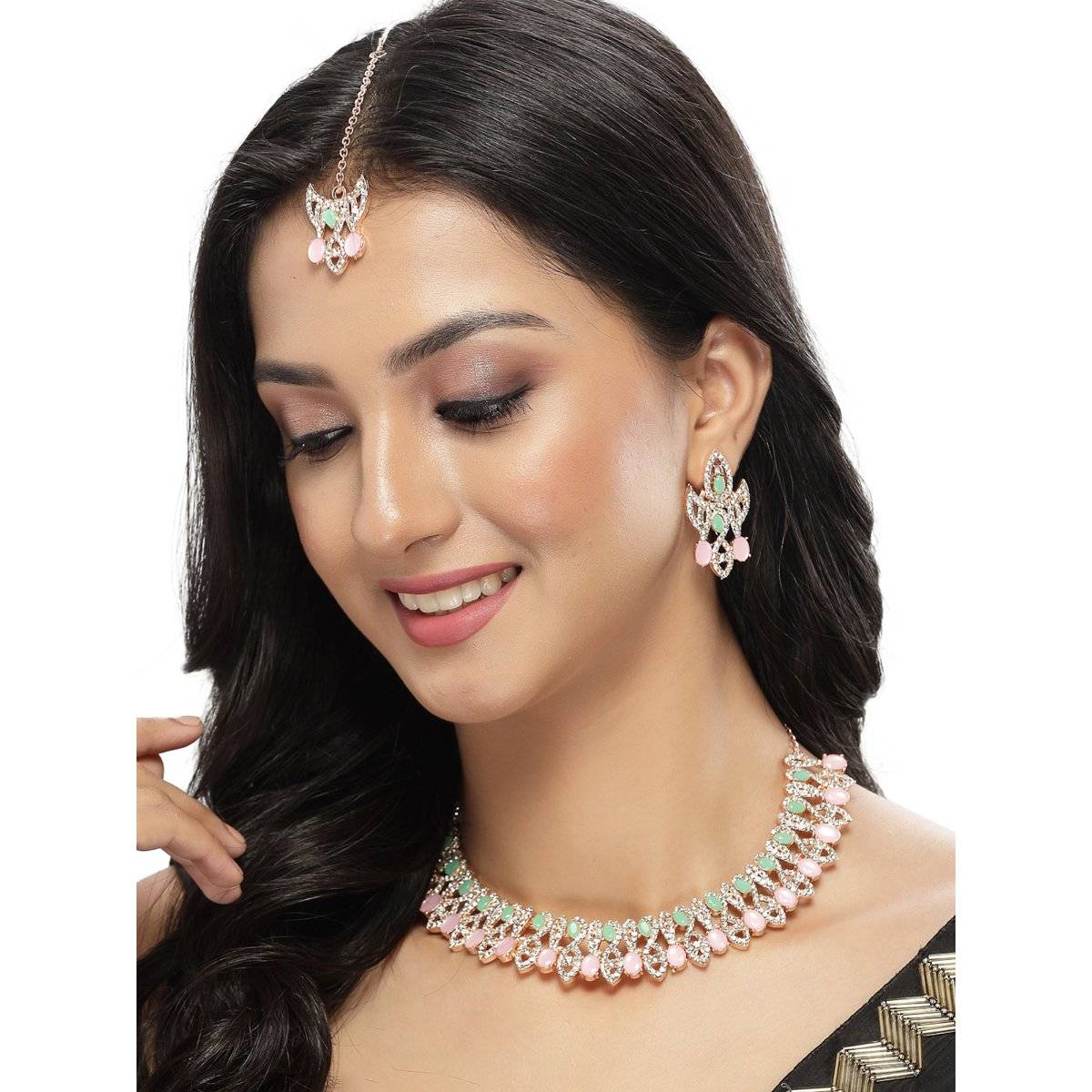 Sukkhi Admirable Fashionable Collar Bone Necklace Earring Maangtika