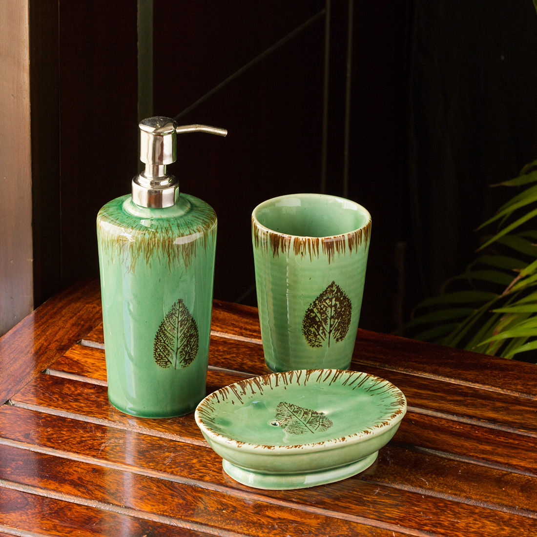 ExclusiveLane 'BanyanLeaves' HandPainted Studio Pottery Bathroom