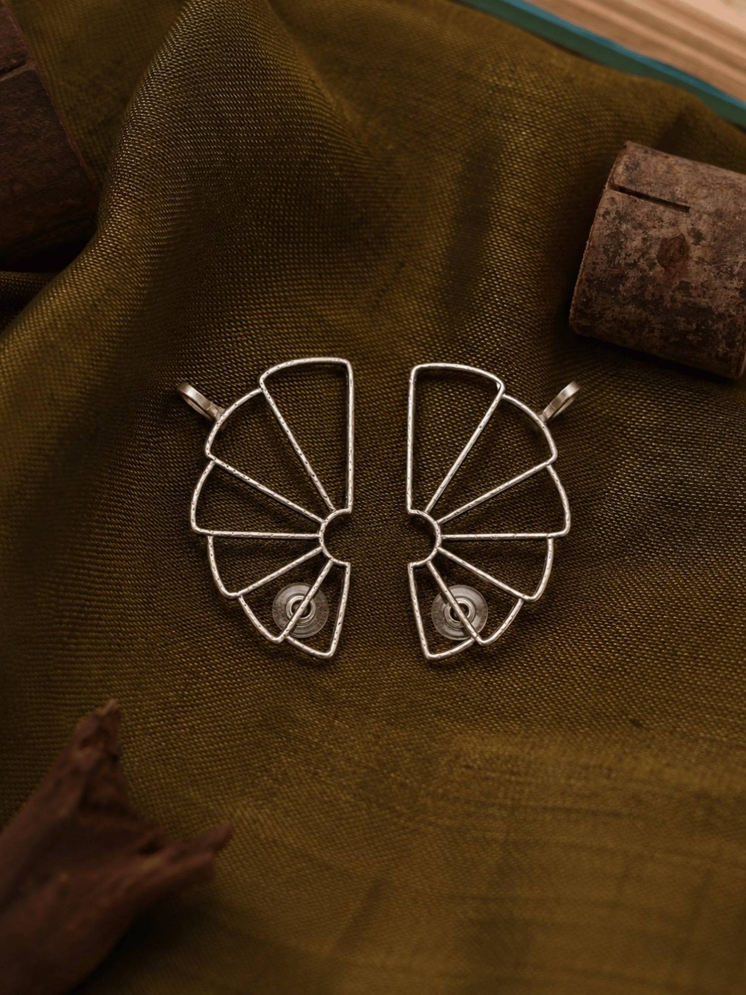 ISHKAARA Arc Oxidised Ear cuff