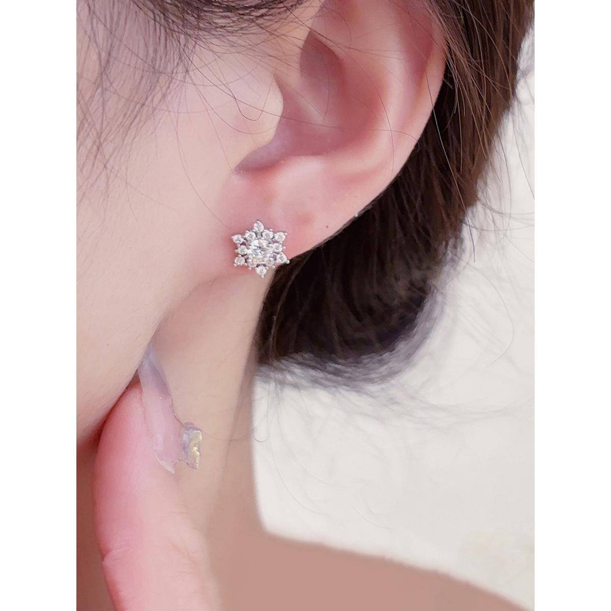 Designs & You Womens White Floral Contemporary Stud Earrings