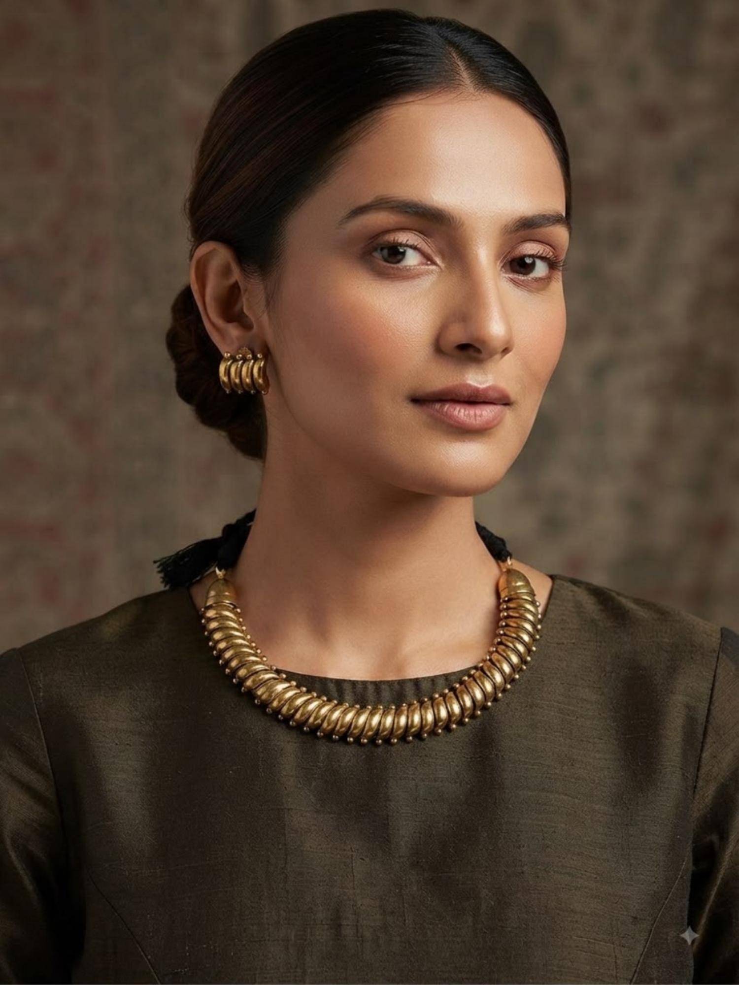 VENI Gold Brass Gold-Plated Necklace Set
