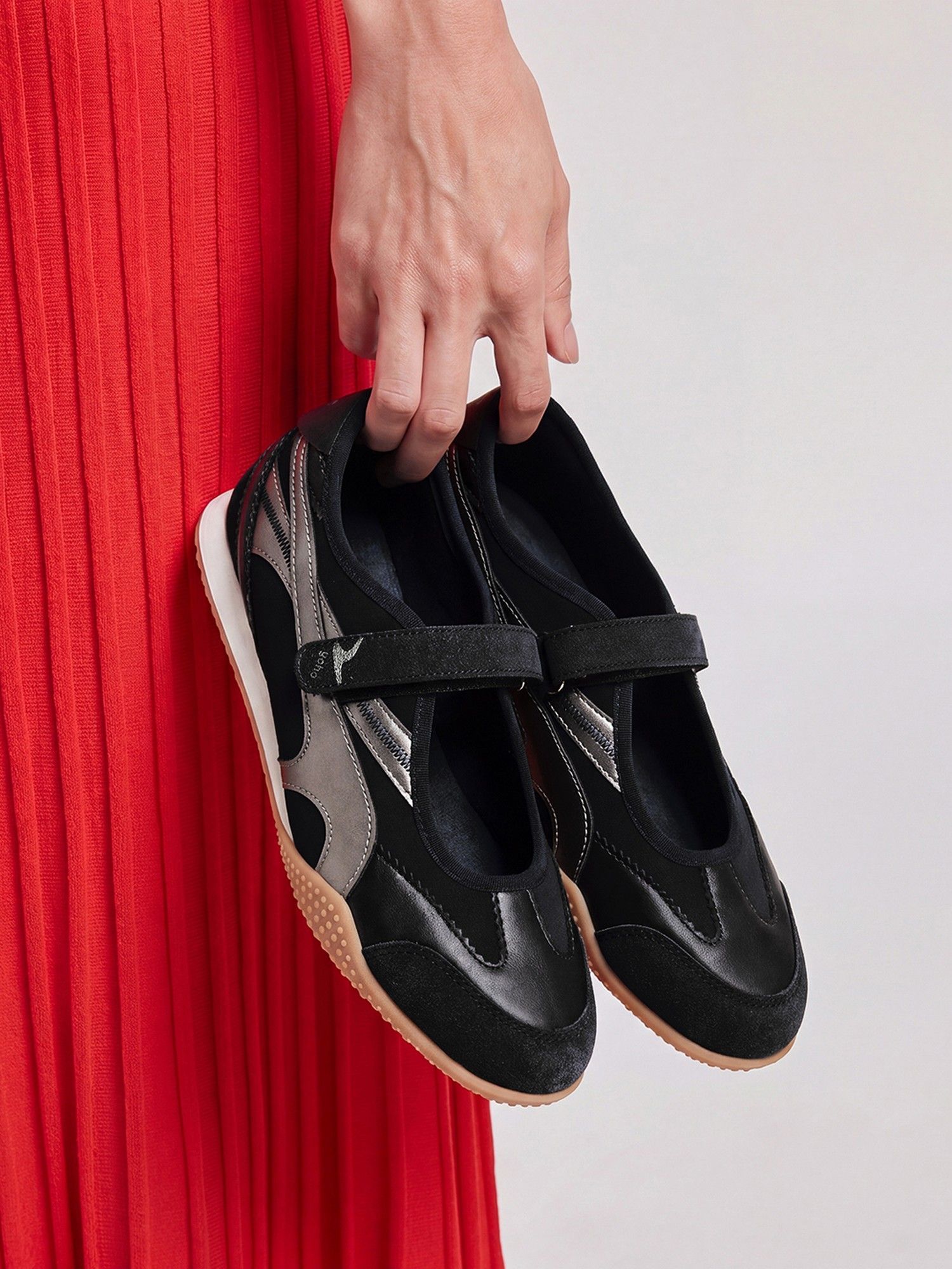 うの Buy Yoho Women Juno Vivid Black Sneakers Online