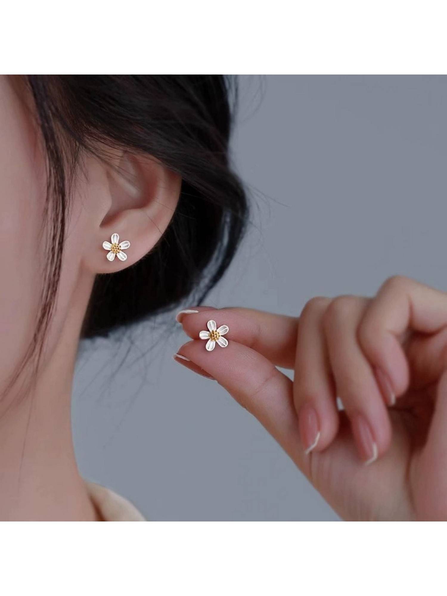 ESTAILO FASHION Mini Daisy Stud Earring