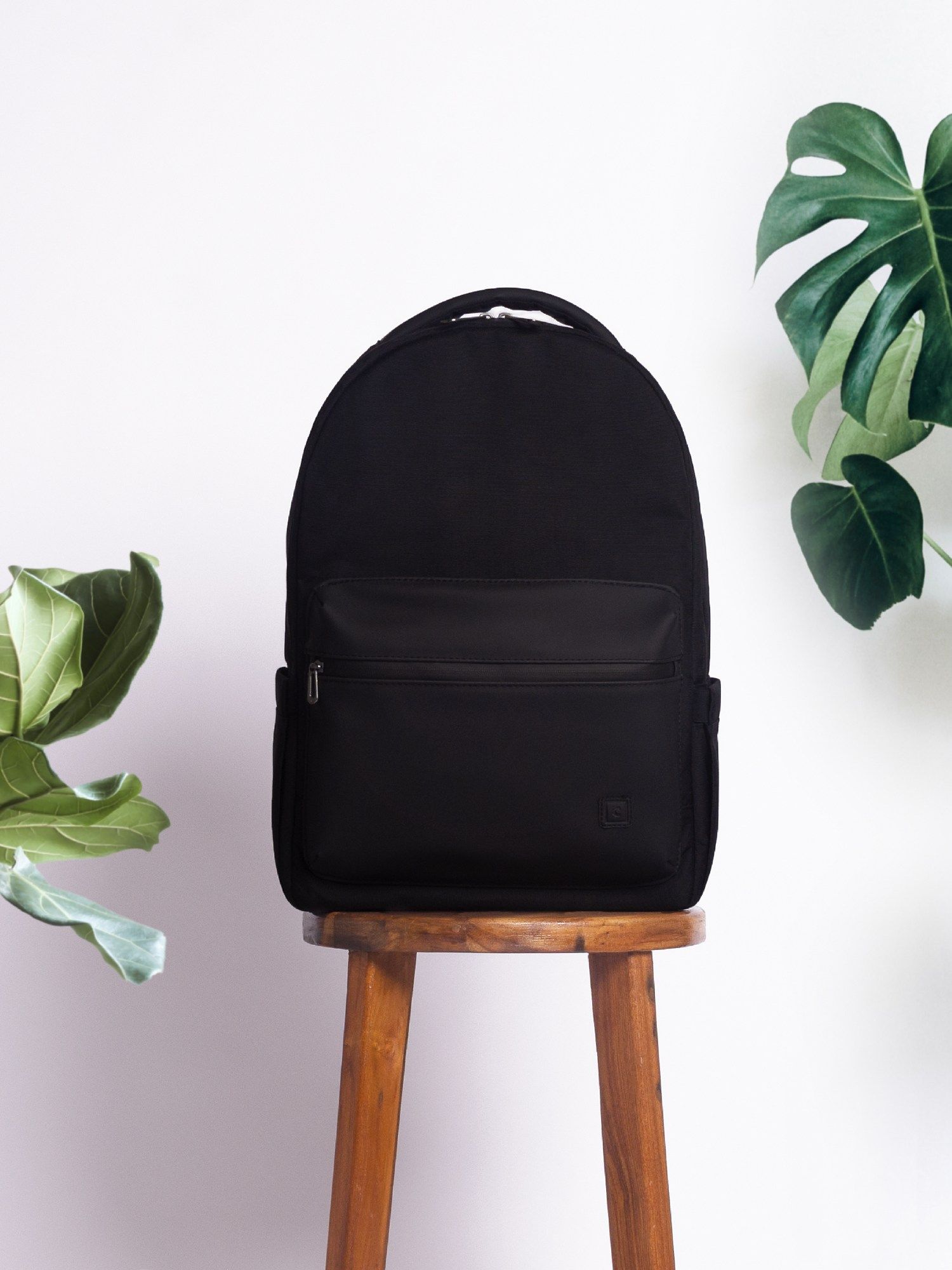 CARRIALL Classic Black Day Backpack (M)