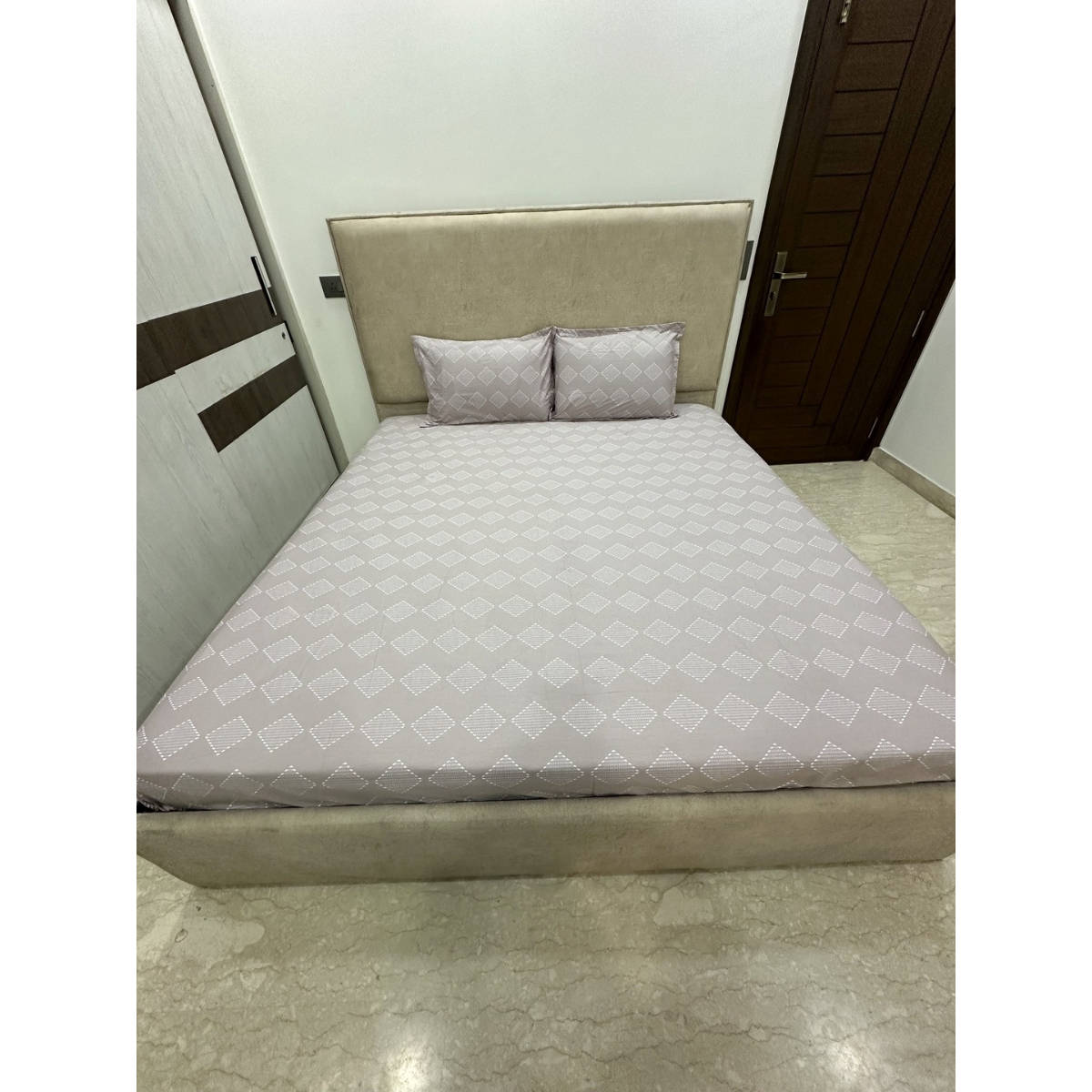 StudioHMK Grey Base 100% Cotton Bedsheet with Pillow Covers & Geometric Pattern (King)