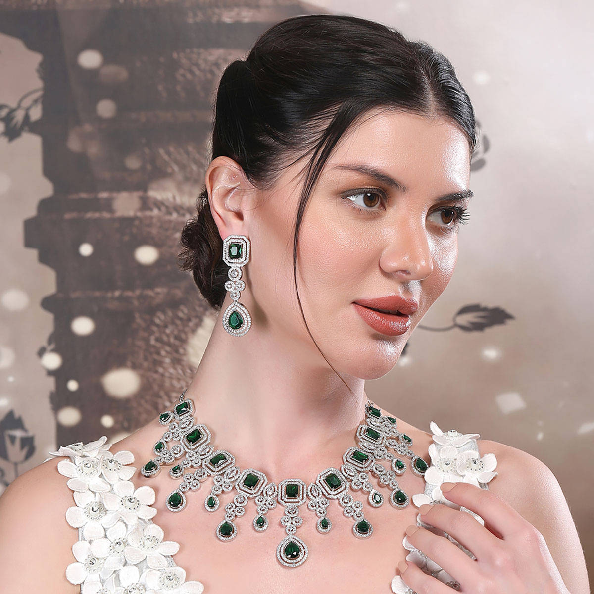 Auraa Trends Luxurious Emerald and Diamond Studded Silver Necklace with Earrings