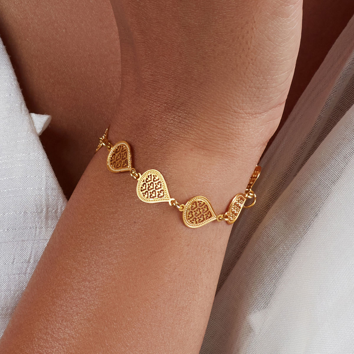 Share more than 89 elegant gold bracelet designs
