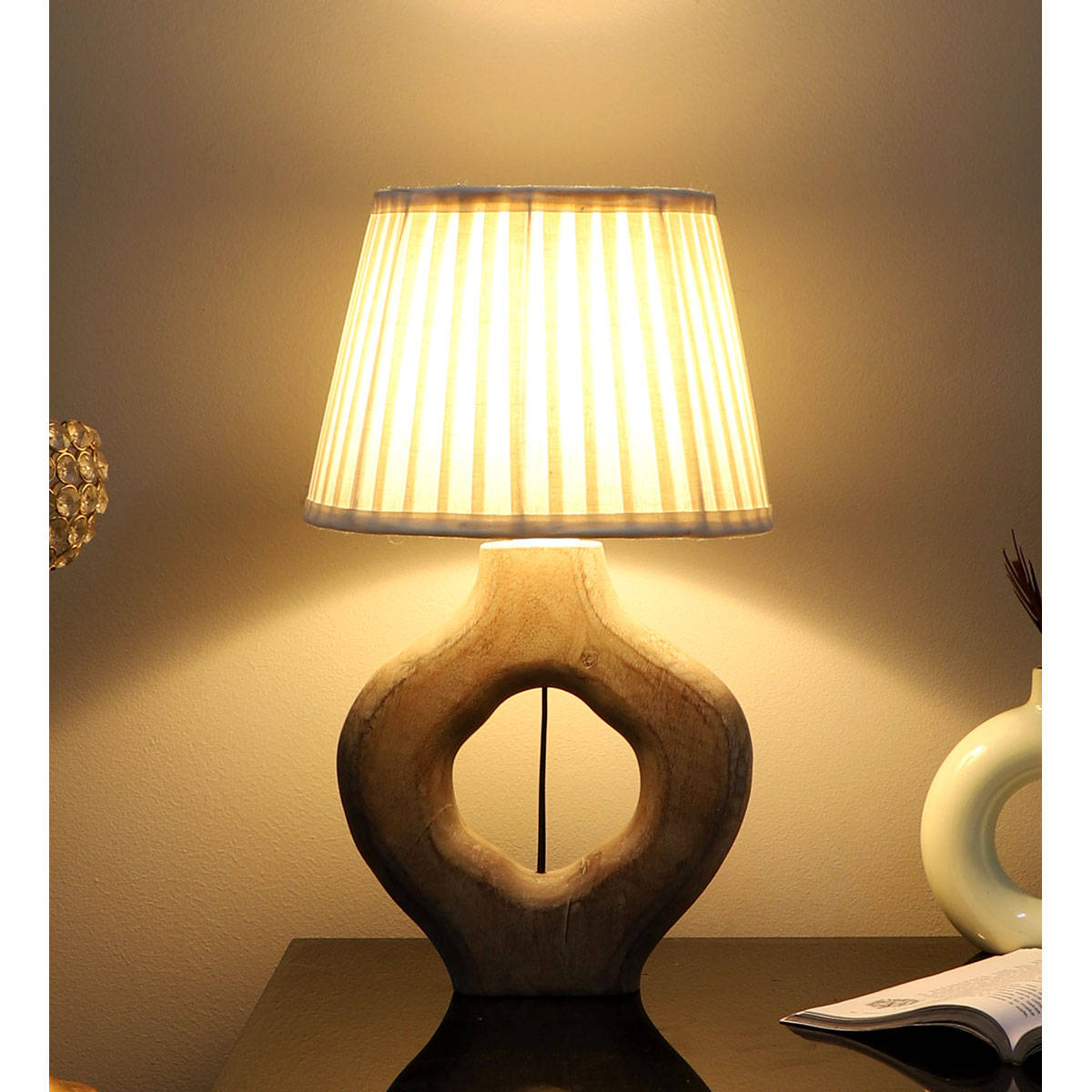 Tu Casa Vesara Kian Table Lamp