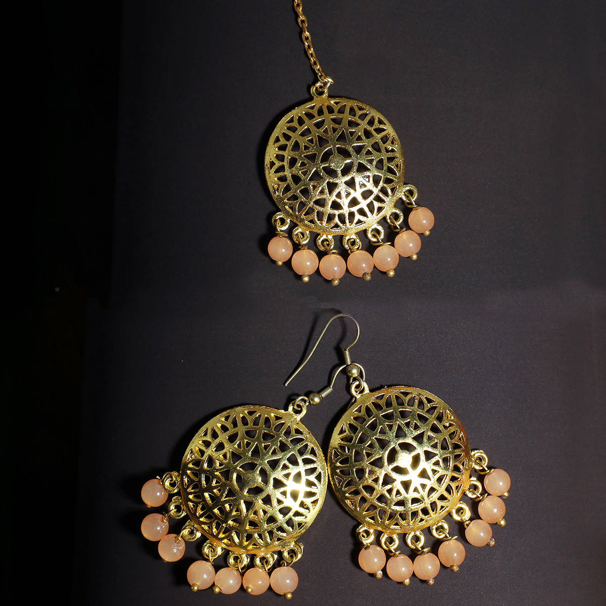 Karatcart Gold Plated Peach Beads Kundan Dangler Earrings With Mnagtikka