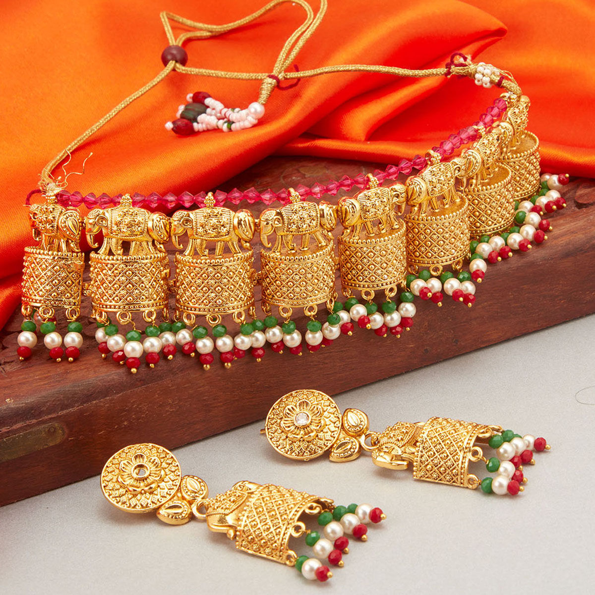 Traditional choker store set