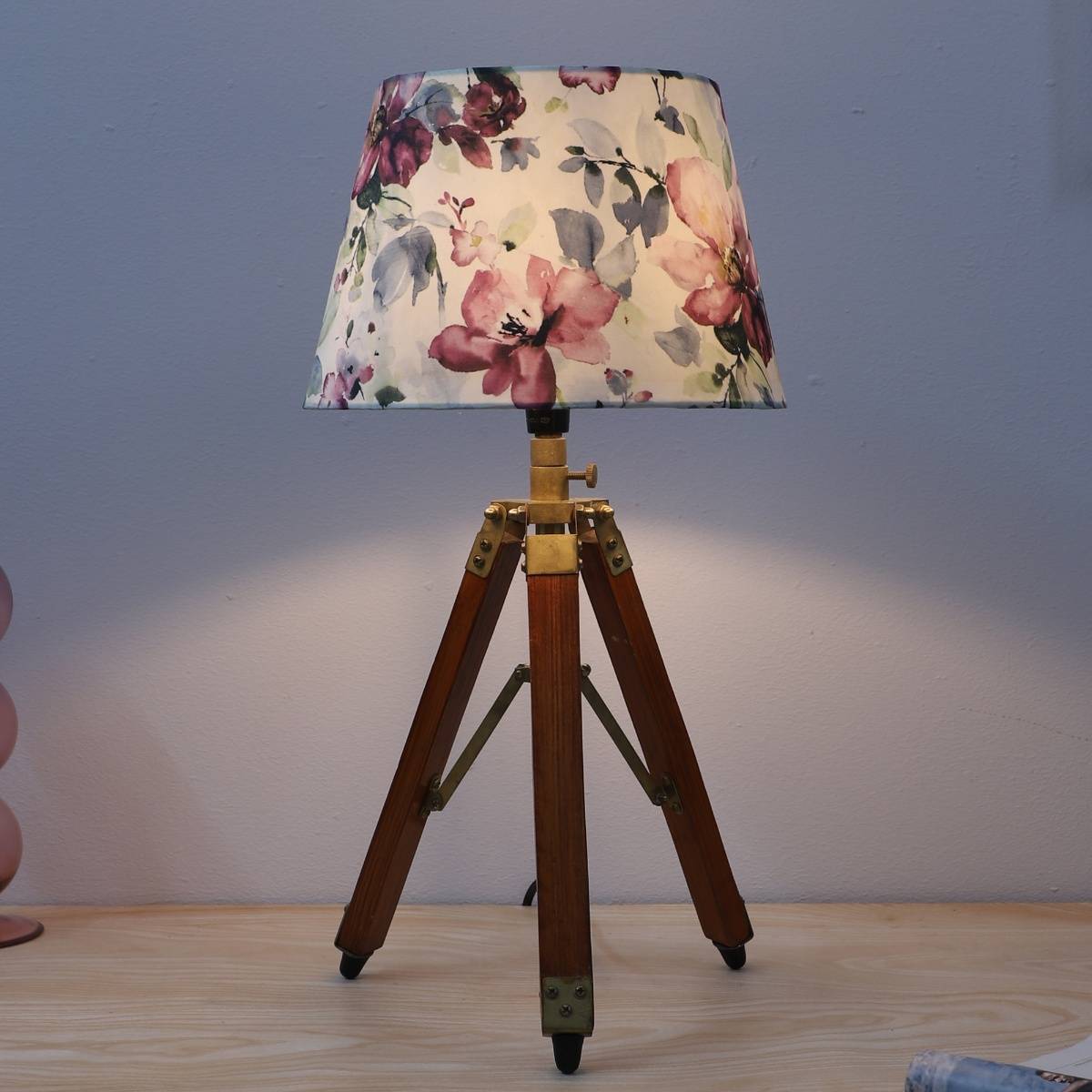 Tu Casa White Classic Vintage Tripod Brown Mangowood Table Lamp For Home Decoration