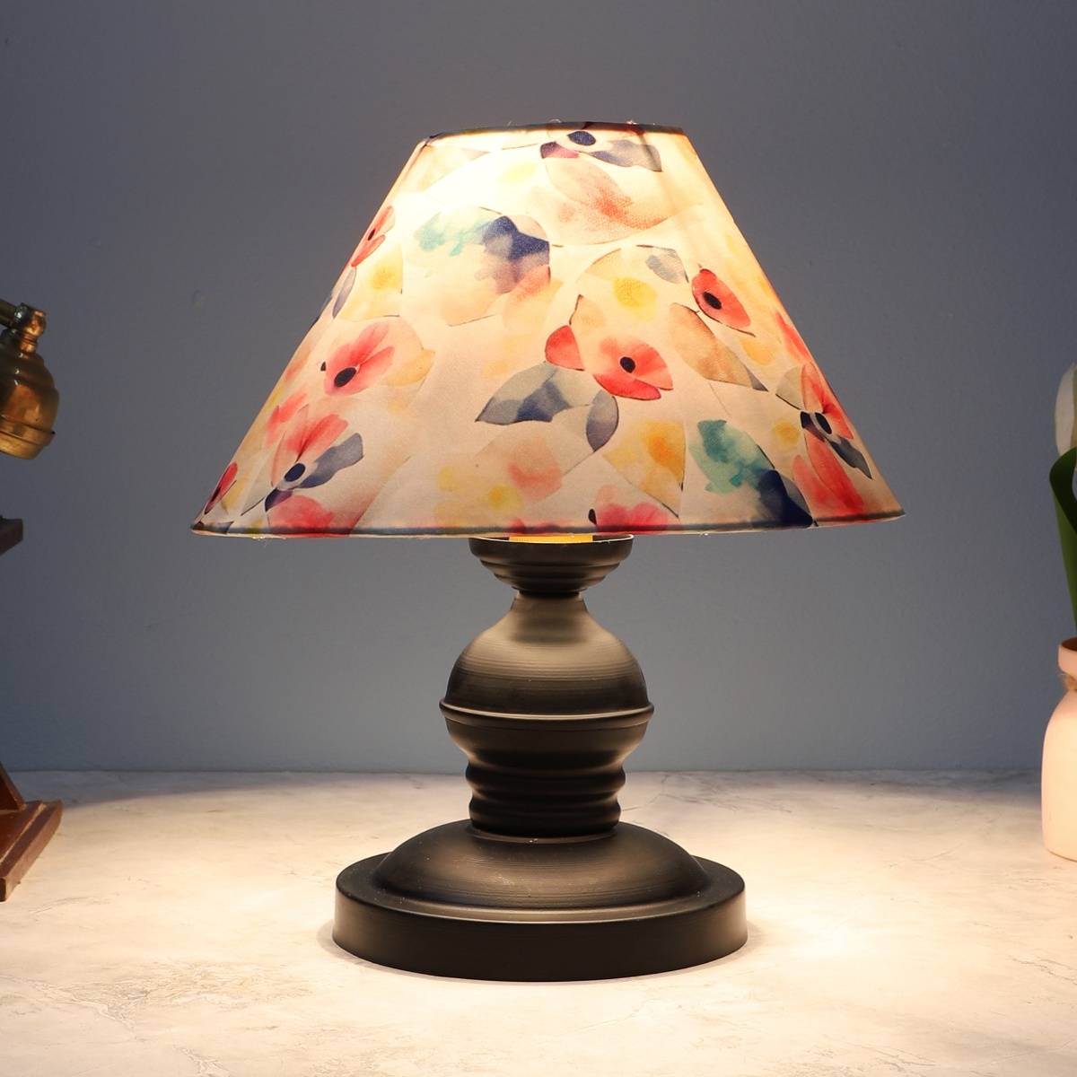 Tu Casa White Urban Radiance Black Metal Table Lamp For Home Decoration
