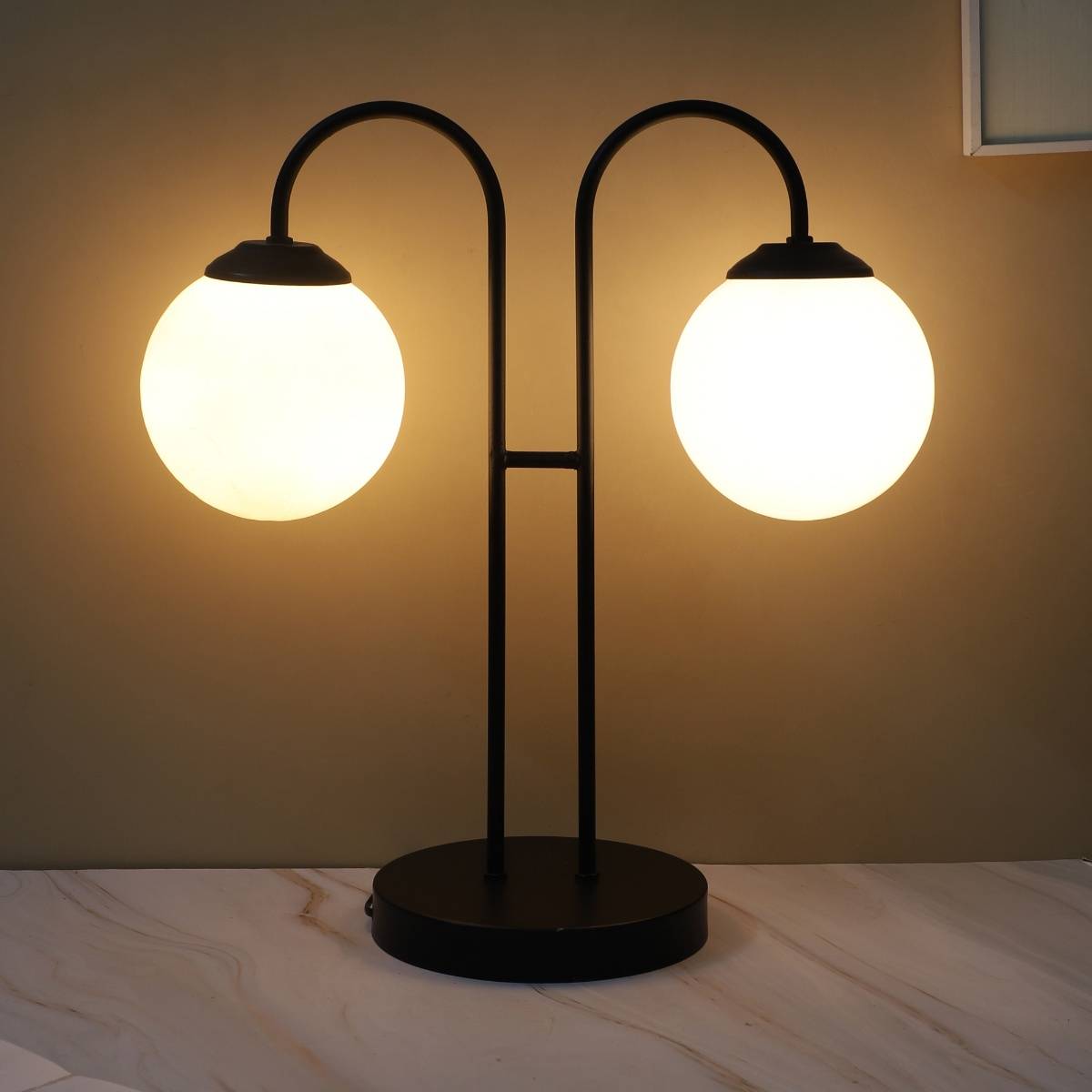 Tu Casa White Black Metal Table Lamp For Home Decoration
